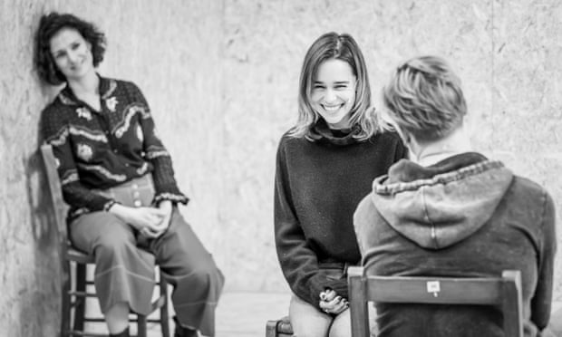 Indira Varma (Arkadina), Emilia Clarke (Nina) e Tom Rhys Harries (Trigorin) durante os ensaios para A Gaivota.
