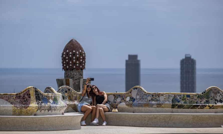 Two tourists at Park Güell in Barcelona