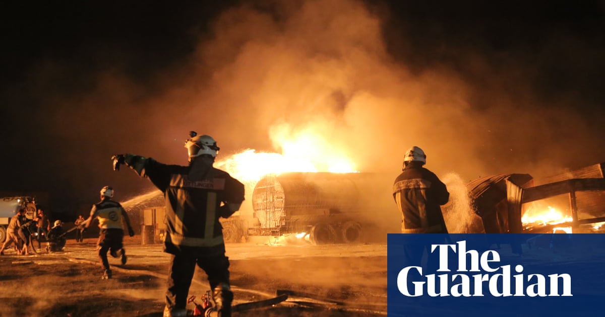 Beachgoers And A Baby Giraffe Tuesday S Best Photos News The