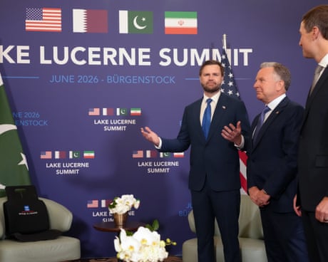 Il vicepresidente Vance partecipa ai colloqui di pace tra Stati Uniti e Iran in Svizzera. STANSSTAD, SVIZZERA - 21 GIUGNO: Il vicepresidente degli Stati Uniti JD Vance attende, insieme a Steve Witkoff, inviato speciale per le missioni di pace, e al genero del presidente degli Stati Uniti Donald Trump, Jared Kushner, di incontrare il primo ministro pakistano Shehbaz Sharif per colloqui di alto livello volti a promuovere un accordo per porre fine al conflitto in Medio Oriente presso il Buergenstock Resort, sul lago di Lucerna, il 21 giugno 2026, vicino a Stansstad, in Svizzera. Vance è in visita in Svizzera per i negoziati con l'Iran per porre fine alla guerra, ritardati dagli attacchi israeliani in Libano e dalla questione dell'apertura dello Stretto di Hormuz. (Foto di Nathan Howard-Pool/Getty Images)