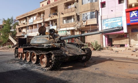 یک تانک ارتش آسیب دیده در خیابانی در اومدورمان در ماه آوریل.