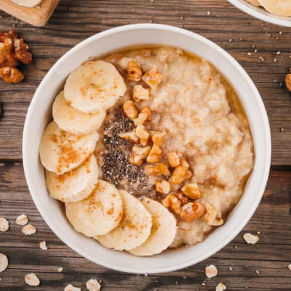 Porridge with fruit and nuts