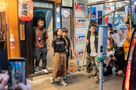 พนักงานร้านหนังสืออิสระถูกเจ้าหน้าที่นอกเครื่องแบบควบคุมตัวใกล้กับหน้าร้าน