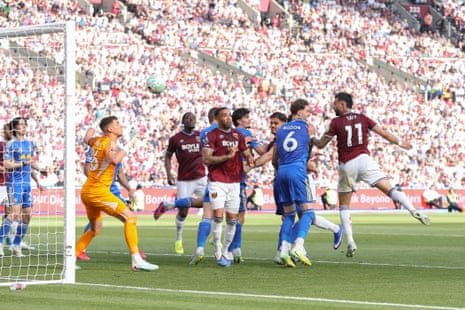 Taty Castellanos of West Ham United scores a header