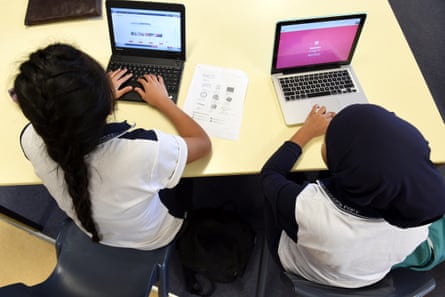Students attend a class at Alexandria Park Community School in Sydney on Wednesday, May 4, 2016. (AAP Image/Paul Miller) NO ARCHIVING
