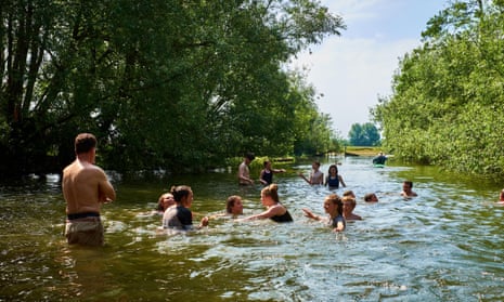 People take a dip in the Thames near Oxford