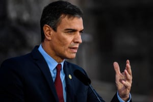 Perdana Menteri Spanyol Pedro Sanchez mengadakan konferensi pers dengan mitranya dari Portugis selama KTT Portugis-Spanyol ke-31 tahun ini yang didedikasikan untuk kerja sama lintas batas dan artikulasi strategi bersama untuk pemulihan ekonomi di Guarda pada 10 Oktober 2020.