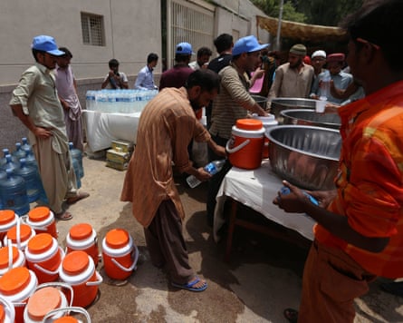 Water being handed out during the Karachi 2015 heatwave