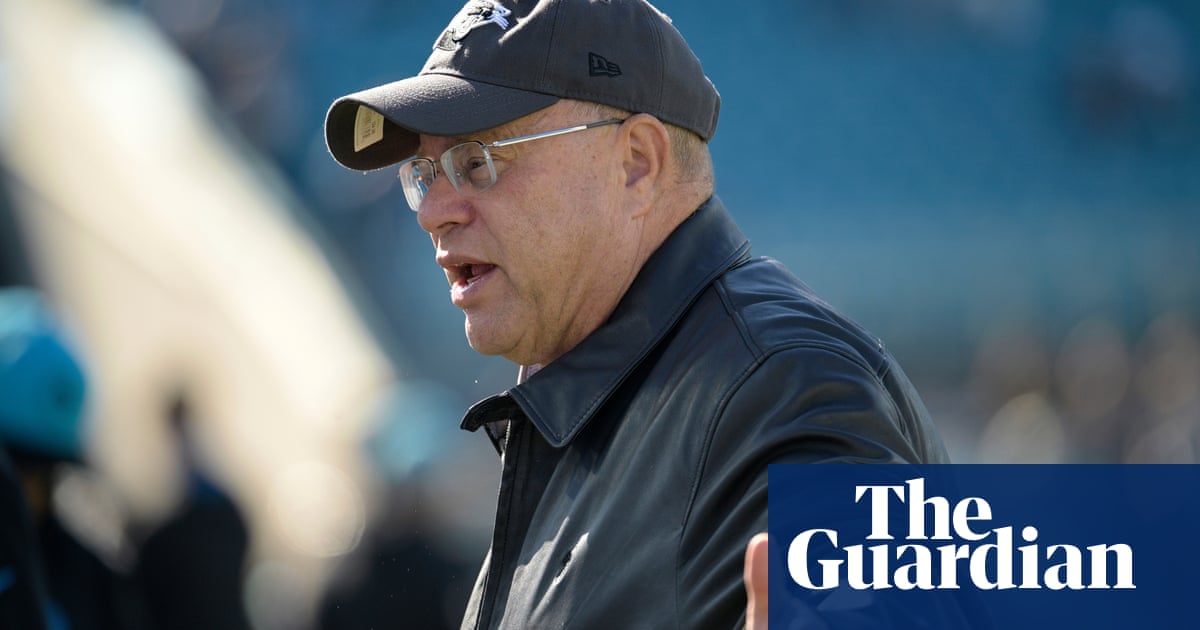 Видео показа че David Tepper хвърля питие в гостуващата тълпа