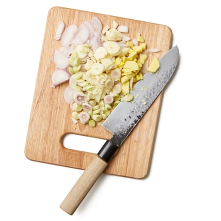 02a Felicity Cloake’s perfect chicken rendang 071. Peel and slice the shallots, garlic, ginger and galangal, and peel and finely chop three of the lemongrass stalks.