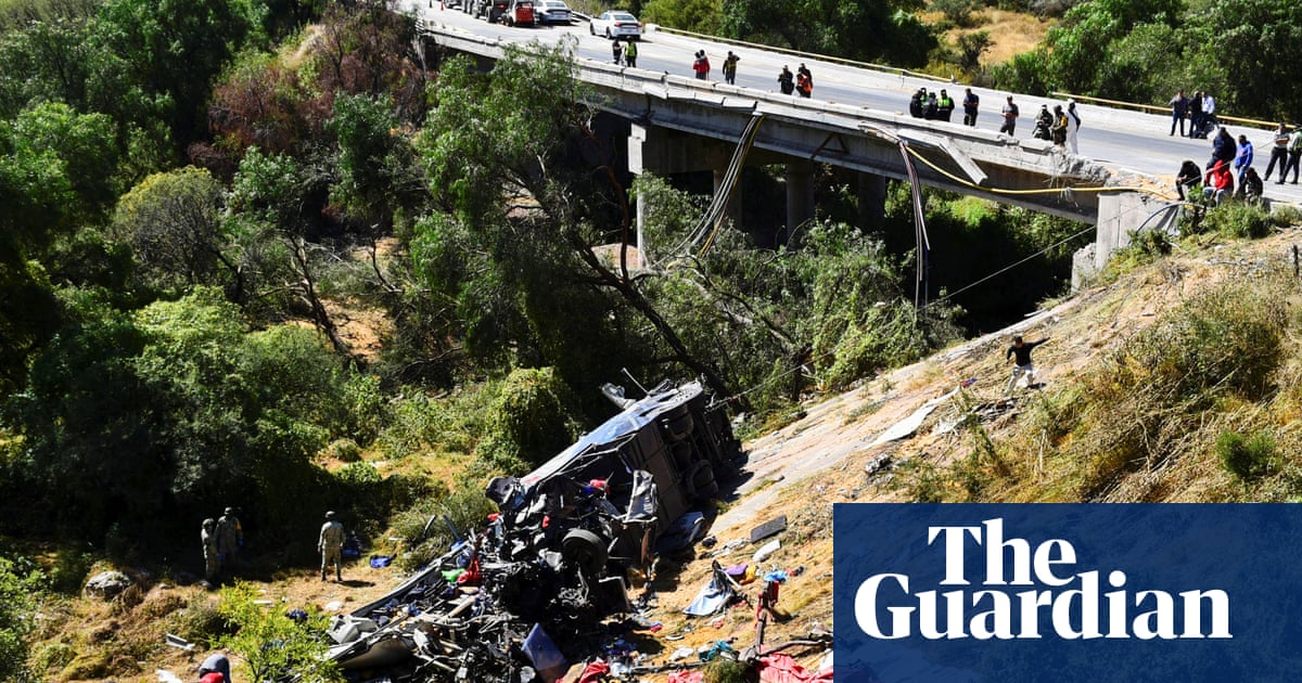 Crash between shipment truck and bus in Mexico kills 19 and injures six Crash between shipment truck and bus in Mexico kills 19 and injures six