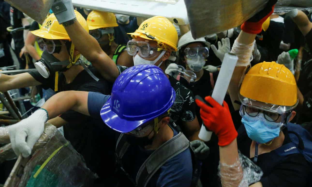 Tribunal de Hong Kong condena a 12 personas por asaltar el parlamento en protestas a favor de la democracia