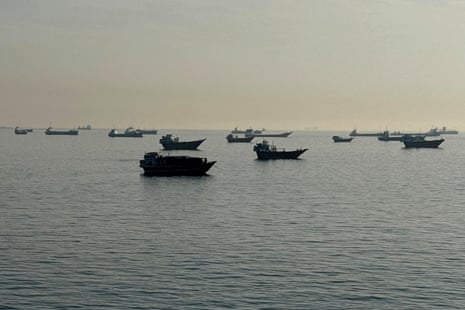 Σκάφη φαίνονται αγκυροβολημένα στο στενό του Ορμούζ, στα ανοιχτά του λιμανιού Khasab στη βόρεια χερσόνησο Musandam του Ομάν στις 17 Μαΐου 2026.