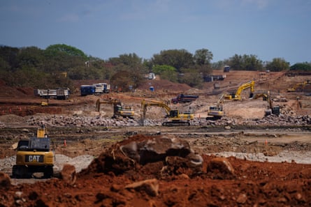 Las excavadoras excavan el suelo en un sitio de construcción.