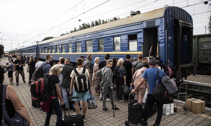 People boarding a westbound train in Pokrovsk