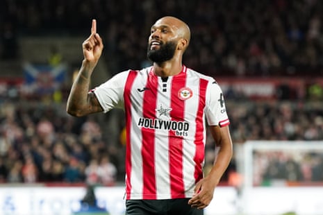 इगोर थियागो उन्हें पीट रहे हैं।