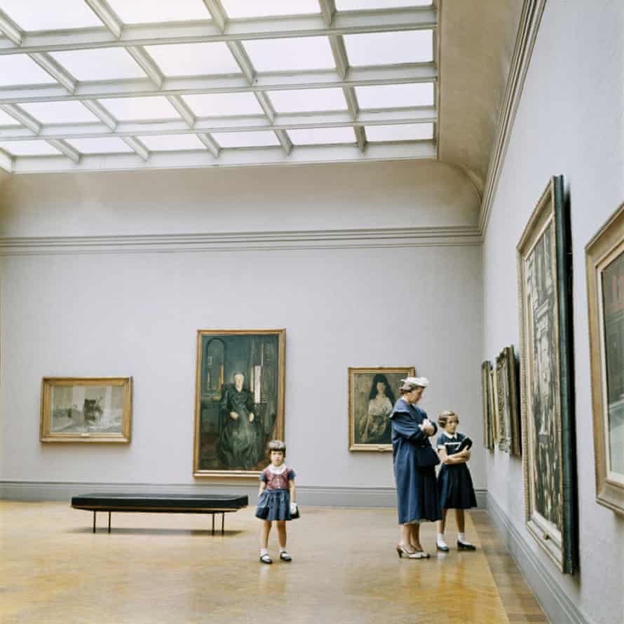 Chicago, 1956, which foreshadows “the kind of large-format paintings” created by Thomas Struth three decades later.