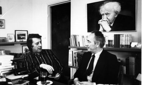 Michael Freedland, left, interviewing Shimon Peres, the former president of Israel, beneath a portrait of David Ben-Gurion, its first prime minister