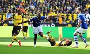 Salif San celebrates Schalke ahead of him.