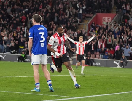 Cyle Larin celebrates putting Southampton 2-1 up