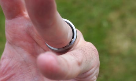 The side of an Oura Ring 3 on a finger