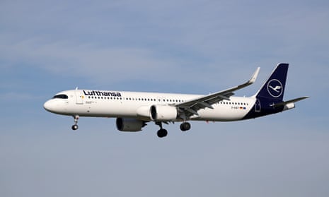 Lufthansa Airbus A321 getting ready to land at Barcelona airport, January 2022.