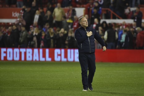 Managern för Nottingham Forest, Steve Cooper, signalerar till fansen i slutet av Premier League-matchen mot Aston Villa som slutade 1:1.