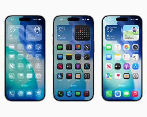 الشاشات الرئيسية والأدوات والأيقونات في نظام التشغيل iOS 26 على iPhone.