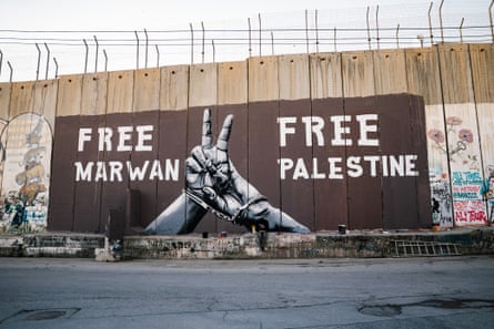 mural shows handcuffed hands making a V for victory sign with the words ‘Free Marwan’ and ‘Free Palestine’ either side