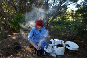 A apicultora Vicky Brown, do The Urban Bee Hive, prepara um fumante de abelhas em um telhado em Wooloomooloo. Vicky é a co-fundadora da The Urban Bee Hive junto com Doug Purdie, apicultura há mais de 15 anos. Vicky atualmente tem 87 colmeias urbanas em todo o distrito de Sydney. As populações de abelhas australianas foram dizimadas pelos incêndios florestais Black Summer no final de 2019 e início de 2020, com cerca de 2,5 bilhões de abelhas e 10.000 colmeias comerciais destruídas apenas em New South Wales e Victoria. O aumento das chuvas no último ano, junto com os esforços conjuntos dos apicultores australianos, fez com que as populações de abelhas se recuperassem em 2021.