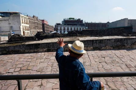 A tour guide pointing out uneven buildings and subsidence at Templo Mayor back in 2016.