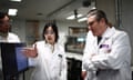 Keir Starmer, à direita, fala com pesquisadores e outros acadêmicos durante uma visita ao Manufacturing Futures Lab da University College London na segunda-feira.