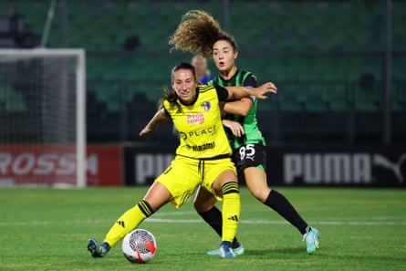 Como’s Melania Martinovic holds off a Sassuolo defender.