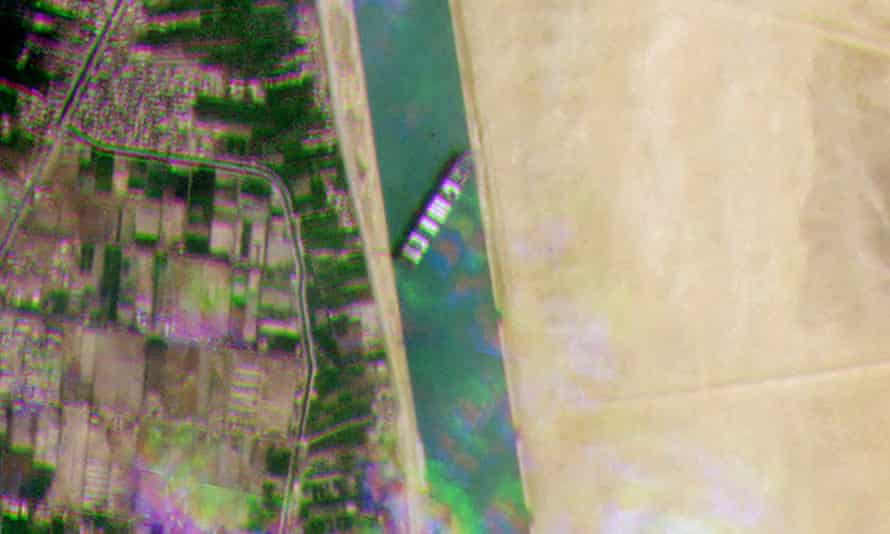 Une image satellite montre l'Ever Givenlodged sur le côté du canal de Suez.