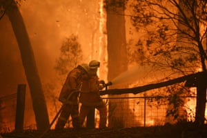 Lính cứu hỏa bảo vệ một ngôi nhà bị đe dọa bởi đám cháy núi Gospers