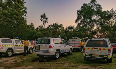 Police, SES and fire service personnel search for the two missing bushwalkers in the Blue Mountains