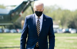 جو بایدن در تاریخ 5 آوریل از Marine One در نزدیکی کاخ سفید پیاده می شود.