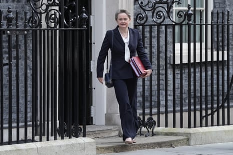 यवेटे कूपर 3 मार्च 2026 को डाउनिंग स्ट्रीट में एक कैबिनेट बैठक में भाग लेने के बाद निकल गईं। वह वर्तमान में हाउस ऑफ कॉमन्स में सांसदों के सवालों का जवाब दे रही हैं।