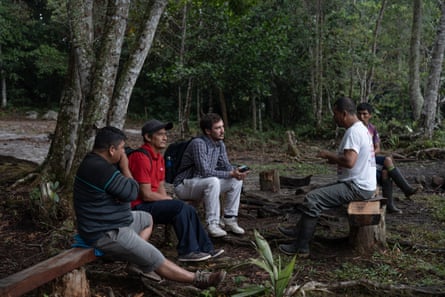 Patrick Greenfield interviewe des habitants des communautés de la forêt protégée d'Alto Mayo à Moyobamba, au Pérou.