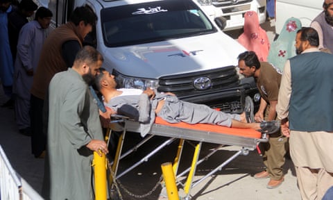An injured victim of the Quetta blast is taken to hospital. tidttiqzqiqkdprw dqxikeidqkikdinv