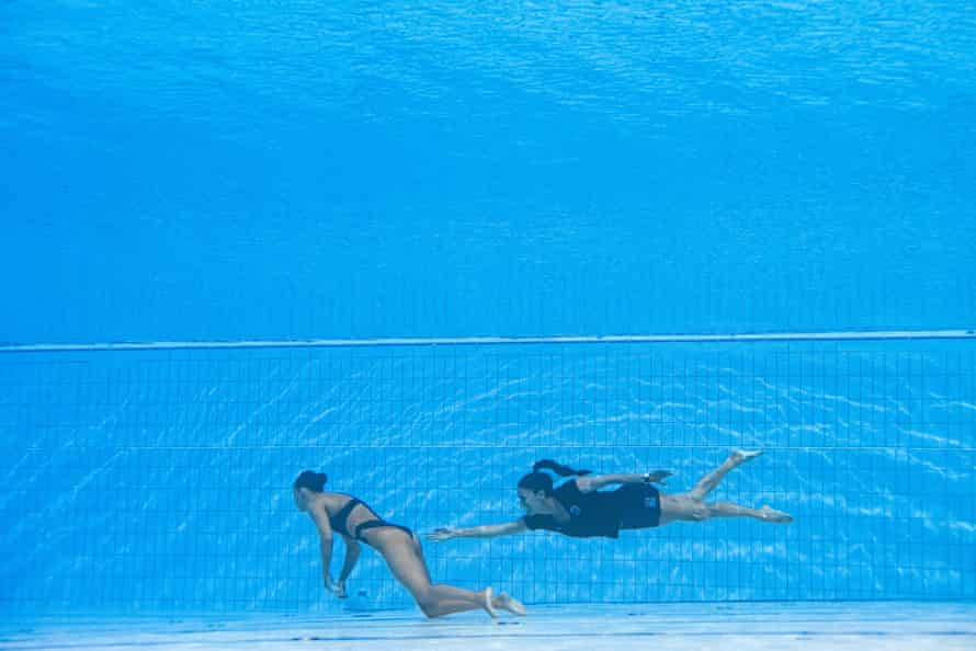 Andrea Fuentes swims down to rescue Alvarez from the bottom of the pool.