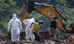 Workers bury victims of Covid-19 at the Jartin de Paz Los Angeles cemetery, east of Tegucigalpa, Honduras, 17 June 2020.
