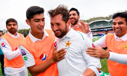 Yasir Shah is congratulated by his Pakistan teammates after scoring his century.