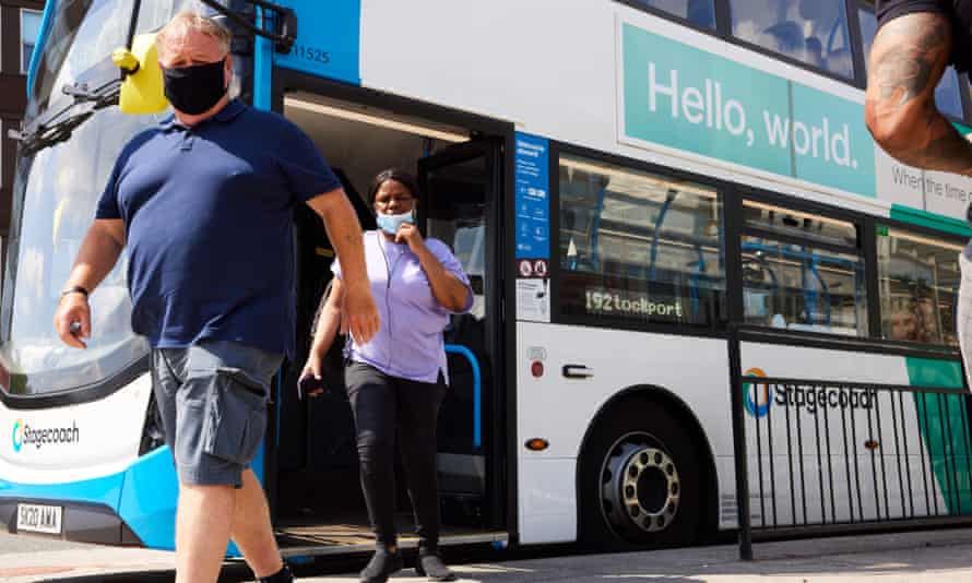 Penumpang bus di Stockport pada hari kebebasan.