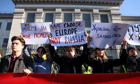 Ukrainian protesters at the Russian embassy in Kyiv, 22 February 2022