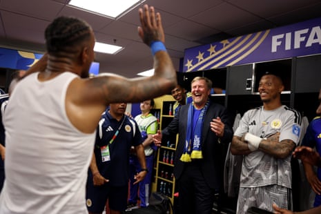 King Willem-Alexander with Eloy Room in the Curaçao dressing room.