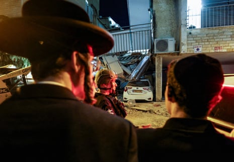 मध्य इज़राइल में ईरानी मिसाइल हमलों के बाद आपातकालीन कर्मियों ने प्रतिक्रिया दी