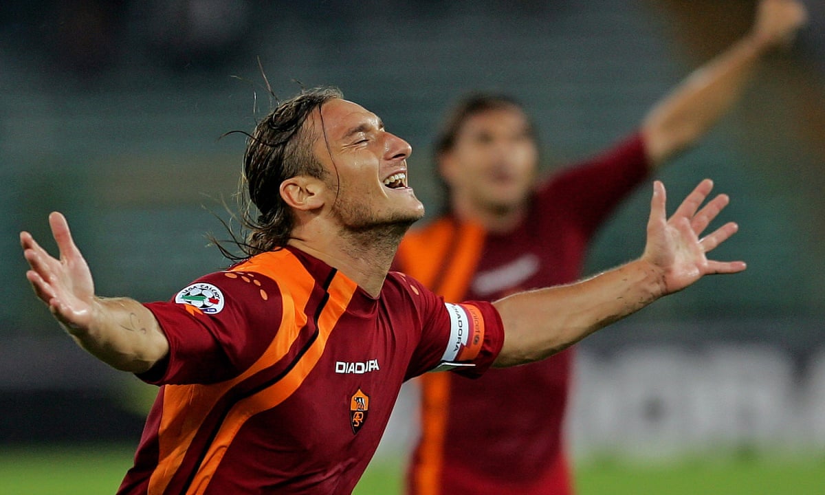 Roma, Totti rinnega la maglia ‘6 unica’: “Non era per Ilary, ma per…” Roma, Totti rinnega la maglia ‘6 unica’: “Non era per Ilary, ma per…”