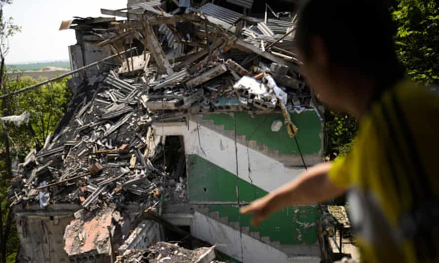 Russia-Ukraine war live: Moscow to halt gas supplies to Netherlands; US will not supply long-range rocket systems to Kyiv 1 A local resident points towards a residential building heavily damaged in a Russian bombing in Bakhmut, eastern Ukraine, Monday, May 30, 2022.