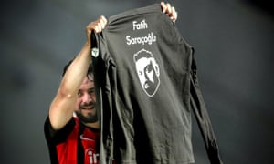Amin Younes holds up a jersey commemorating Fatih Saraçoglu after scoring to make it 2-0 to Eintracht Frankfurt on Saturday.